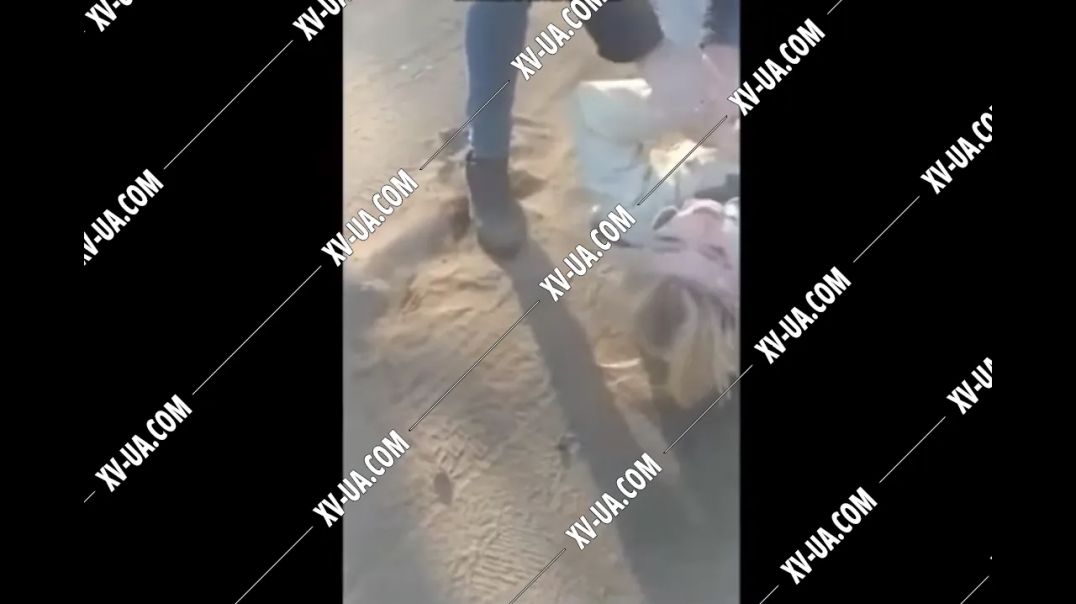 Мужик озверез, отпиздил закладчицу а его подруга снимала это на камеру